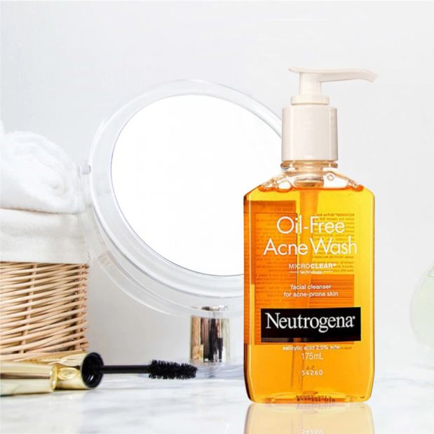 Sữa Rửa Mặt Neutrogena Oil-Free Acne Wash